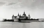 Kalmar slott 1886. Samtliga torn ändrade utom Rödkullatornet, Svennetornet och Fatburstornet. Stegehustornets påbyggnad skedde på 1880-talet, restaurering synes tydligt genom den ljusare putsen.