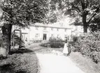 Ölandsgatan.
Fru Hilma Slettengrens f.d. gård, Ölandsgatan 43. T.h  Hilma Slettengren. T.v. en syster.