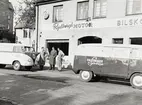 Rydbergs Motor. Utanför firman ses från vänster Arvid Kylberg, Hans Rydberg och Olof Wallin.
Fotot troligen taget 1951.