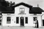Jenny järnvägsstation sedd rakt framifrån.