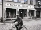 Springpojke cyklar genom Nybro.