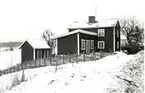 Östra sidan av landvägen från norr. Södra Vi. Fastighetsbeteckning 1:11, Sjögärdet. Hus i vinterlandskap.