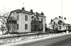 Bostadshus därav den till vänster har veranda och balkong. Från Södra Vi.