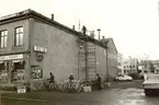 Kvarteret Korpen 12, Fabriksgatan 31, under rivningen 1973. Takteglet, enkupigt med fabriksmärke Cimbrishamn, togs ned och såldes till Visby.
