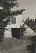 En ekonomibyggnad vid villa Ekelid.