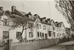 Radstående flerfamiljshus från första halvan av 1900-talet, på Drottning Margaretas väg i Kalmar.