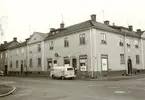 Hörnet Nygatan-Tegnérgatan i Kalmar. Radstående tvåvånings bostadshus, troligen från 1920-talet.
När bilden togs låg en livsmedelsbutik i entréplanet.