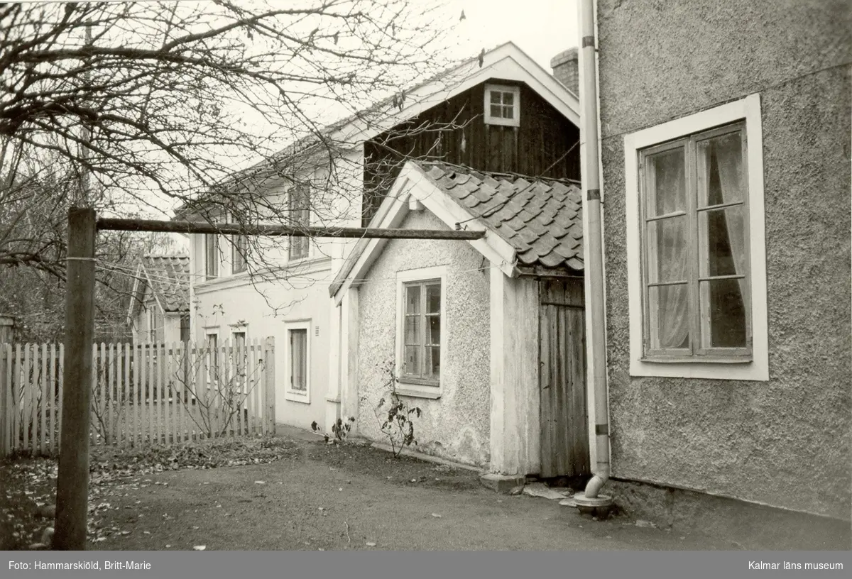 Bostadshus på Klostergatan i Kalmar med detaljbild på entrédörren.