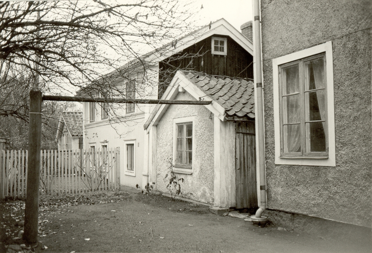 Bostadshus på Klostergatan i Kalmar med detaljbild på entrédörren.
