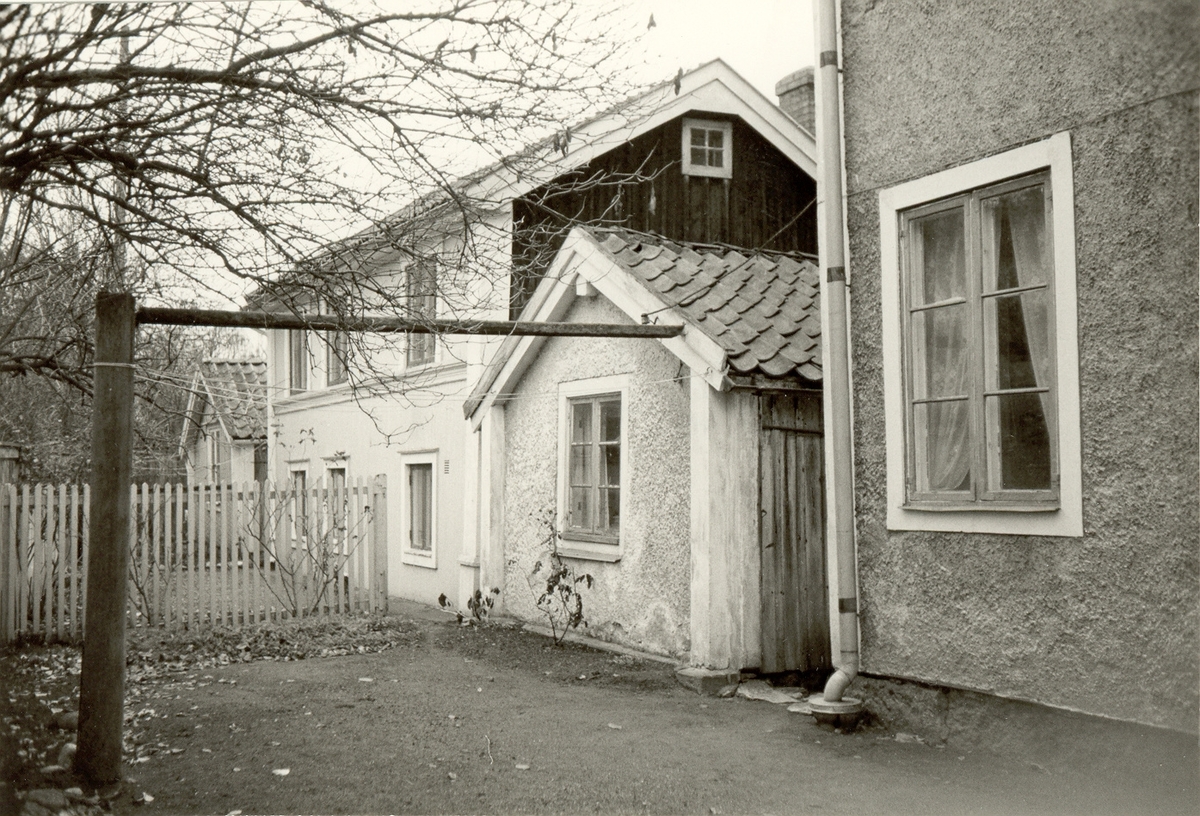 Bostadshus på Klostergatan i Kalmar med detaljbild på entrédörren.