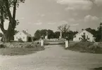 Suntorp (I mitten rester efter nedbrunnen mangårdsbyggnad.)