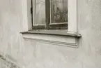 Fönster på huset med säteritaket vid Kavaljeren. Kv. Borgmästaren 5. Detalj av nyrestaurerad fasad.