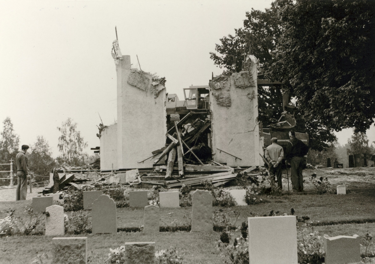 Hälleberga kyrka: Kyrkan brann ner 1976-10-18. Branden orsakades av ett elfel.
Tornet i detalj  kantkedja mot långhuset.