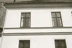 Dahmska huset med säteritaket. Detalj av nyrestaurerad fasad.