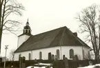 Odensvi kyrka med kyrkogården i förgrunden.