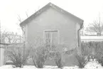 Liten stuga på f d Församlingshemmets gård.