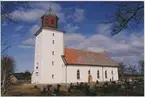 Torslunda kyrka.

Torslunda kyrka är en kyrka som ligger på Öland och tillhör Torslunda församling. Kyrkan är byggd i sten och är kalkad på utsidan. Kyrkogården är relativt stor. Intill kyrkan ligger församlingshem och pastorsexpedition.

I sin nuvarande form består kyrkan av ett rektangulärt långhus med kor i öster och torn i väster. Ursprungliga kyrkan uppfördes på 1100-talet. Det rakt avslutade koret tillkom på 1200-talet. Bortsett från kyrktornet fick kyrkan sin nuvarande form år 1776. Kyrktornet byggdes till 1819 och ersatte en klockstapel.

(Hämtat från Wikipedia)