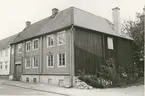 Fasad mot Fiskaregatan Bilderna är tagna inom ramen för Kalmar kommuns inventering av Kvarnholmens bebyggelse 1970-1971 och skänkta till länsmuseet.