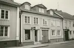 Fasad mot Östra Sjögatan. Bilderna är tagna inom ramen för Kalmar kommuns inventering av Kvarnholmens bebyggelse 1970-1971 och skänkta till länsmuseet.