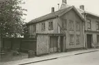 Bostadshus med träfasad mot Norra Långgatan. Bilderna är tagna inom ramen för Kalmar kommuns inventering av Kvarnholmens bebyggelse 1970-1971 och skänkta till länsmuseet.