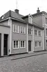 Fasad mot Södra Vallgatan. Bilderna är tagna inom ramen för Kalmar kommuns inventering av Kvarnholmens bebyggelse 1970-1971 och skänkta till länsmuseet.