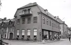 Fasad mot Kaggensgatan-Södra Vallgatan. Bilderna är tagna inom ramen för Kalmar kommuns inventering av Kvarnholmens bebyggelse 1970-1971 och skänkta till länsmuseet.