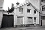 Fasad mot Norra Långgatan. Bilderna är tagna inom ramen för Kalmar kommuns inventering av Kalmars bebyggelse 1970-1971 och skänkta till länsmuseet.