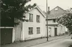Byggnadsinventering juni 1974, bostadshus med fasad mot Fiskaregatan. Bilderna är tagna inom ramen för Kalmar kommuns inventering av Kvarnholmens bebyggelse 1970-1971 och skänkta till länsmuseet.