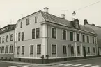 Byggnadsinventering juni 1974, bostadshus med fasad mot Norra Långgatan - Östra Sjögatan. Bilderna är tagna inom ramen för Kalmar kommuns inventering av Kvarnholmens bebyggelse 1970-1971 och skänkta till länsmuseet.
