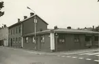Byggnadsinventering juni 1974, bostadshus med fasad mot Fiskaregatan - Proviantgatan. Den låga byggnaden har varit bensinstation, senare riven. På platsen byggdes bostadshus. Bilderna är tagna inom ramen för Kalmar kommuns inventering av Kvarnholmens bebyggelse 1974 och skänkta till länsmuseet.