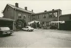 Byggnadsinventering juni 1974, bostadshus med fasad mot Fiskaregatan - Proviantgatan. Bilderna är tagna inom ramen för Kalmar kommuns inventering av Kvarnholmens bebyggelse 1974 och skänkta till länsmuseet.