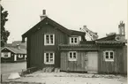 Byggnadsinventering, juni 1974. enfamiljshus med fasad mot grönområde. Byggnaden inhyser numera galleri Rackaregården. Bilderna är tagna inom ramen för Kalmar kommuns inventering av Kvarnholmens bebyggelse 1974 och skänkta till länsmuseet.