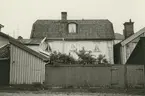 Byggnadsinventering juni 1974, bostadshus med
fasad mot grönområde. Bilderna är tagna inom ramen för Kalmar kommuns inventering av Kvarnholmens bebyggelse 1974 och skänkta till länsmuseet.