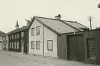 Byggnadsinventering juni 1974, bostadshus med fasad mot Norra Långgatan. Bilderna är tagna inom ramen för Kalmar kommuns inventering av Kvarnholmens bebyggelse 1974 och skänkta till länsmuseet.