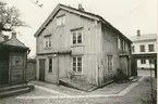 Byggnadsinventering juni 1974, bostadshus med fasad mot Proviantgatan. Bilderna är tagna inom ramen för Kalmar kommuns inventering av Kvarnholmens bebyggelse 1970-1971 och skänkta till länsmuseet.
