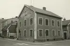 Byggnadsinventering juni 1974. Bostadshus med fasad mot Storgatan - Proviantgatan. Bilderna är tagna inom ramen för Kalmar kommuns inventering av Kvarnholmens bebyggelse 1974 och skänkta till länsmuseet.