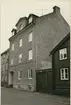 Byggnadsinventering juni 1974, bostadshus med fasad mot Landshövdingegatan. Bilderna är tagna inom ramen för Kalmar kommuns inventering av Kvarnholmens bebyggelse 1974 och skänkta till länsmuseet.