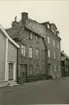 Byggnadsinventering juni 1974, bostadshus med fasad mot Storgatan. Bilderna är tagna inom ramen för Kalmar kommuns inventering av Kvarnholmens bebyggelse 1974 och skänkta till länsmuseet.