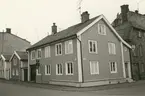 Byggnadsinventering juni 1974, bostadshus med fasad mot Storgatan - Landshövdingegatan. Bilderna är tagna inom ramen för Kalmar kommuns inventering av Kvarnholmens bebyggelse 1974 och skänkta till länsmuseet.