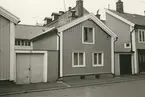 Byggnadsinventering juni 1974, bostadshus med fasad mot Storgatan. Bilderna är tagna inom ramen för Kalmar kommuns inventering av Kvarnholmens bebyggelse 1974 och skänkta till länsmuseet.
