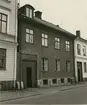 Byggnadsinventering juni 1974, bostadshus med fasad mot Proviantgatan. Bilderna är tagna inom ramen för Kalmar kommuns inventering av Kvarnholmens bebyggelse 1974 och skänkta till länsmuseet.