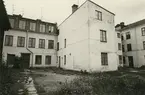 Byggnadsinventering juni 1974, bostadshus med fasad mot gård. Bilderna är tagna inom ramen för Kalmar kommuns inventering av Kvarnholmens bebyggelse 1974 och skänkta till länsmuseet.