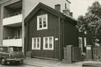 Byggnadsinventering juni 1974, bostadshus med fasad mot Norra Långgatan. Bilderna är tagna inom ramen för Kalmar kommuns inventering av Kvarnholmens bebyggelse 1974 och skänkta till länsmuseet.