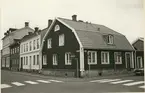 Byggnadsinventering juni 1974, bostadshus med fasad mot Storgatan - Proviantgatan. Bredvid detta hus på Storgatan låg ett mindre hus som ägaren ville rusta. Då rumshöjden i detta hus var under 1,90 beviljades inte bygglov utan det revs och ett nytt, snarlikt, hus uppfördes. Bilderna är tagna inom ramen för Kalmar kommuns inventering av Kvarnholmens bebyggelse 1974 och skänkta till länsmuseet.