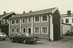 Byggnadsinventering juni 1974, bostadshus med fasad mot Storgatan. Bilderna är tagna inom ramen för Kalmar kommuns inventering av Kvarnholmens bebyggelse 1974 och skänkta till länsmuseet.