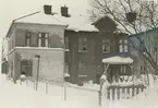 Bostadshus, fasad sydväst. Bilderna är tagna inom ramen för Kalmar kommuns inventering av Kalmars bebyggelse 1974 och skänkta till länsmuseet.