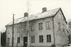 Flerfamiljshus i kv Laxöringen 15. Bilderna är tagna inom ramen för Kalmar kommuns inventering av Kalmars bebyggelse 1974 och skänkta till länsmuseet.