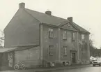 Bostadshus på Trädgårdsgatan. Bilderna är tagna inom ramen för Kalmar kommuns inventering av Kalmars bebyggelse 1974 och skänkta till länsmuseet.