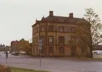 Flerfamiljshus i kv Laxen, på tomt nummer 1. Rivet. Bilderna är tagna inom ramen för Kalmar kommuns inventering av stadens bebyggelse 1974.
