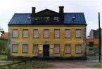 Flerfamiljshus i kv Piggvaren, tomt nummer 2. Bilderna är tagna inom ramen för Kalmar kommuns inventering av stadens bebyggelse 1974 och skänkta till länsmuseet.
